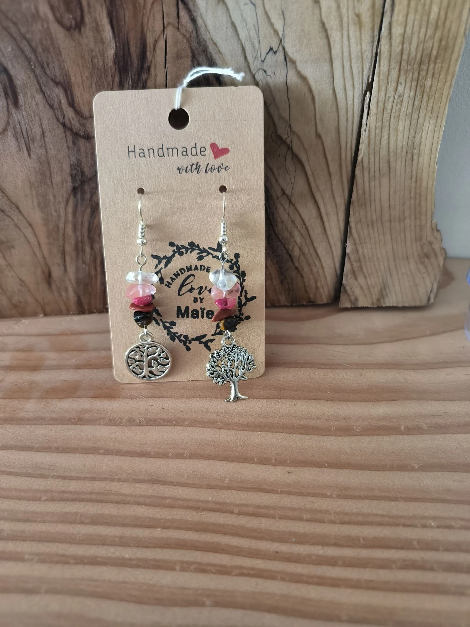 Boucles d'oreilles en perles de pierre et breloques asymétriques